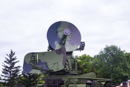 Téléchargez les photos : Radar de défense aérienne du système mobile militaire puissant lanceur de missiles - en image libre de droit