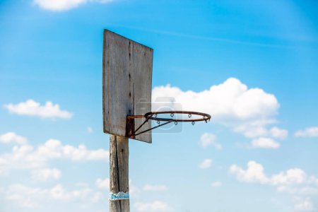 Téléchargez les photos : Vieux panier de basket sur fond de ciel - en image libre de droit