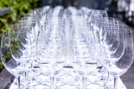 Foto de Apilados vasos de vino vacíos - Imagen libre de derechos