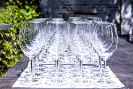 Foto de Apilados vasos de vino vacíos - Imagen libre de derechos