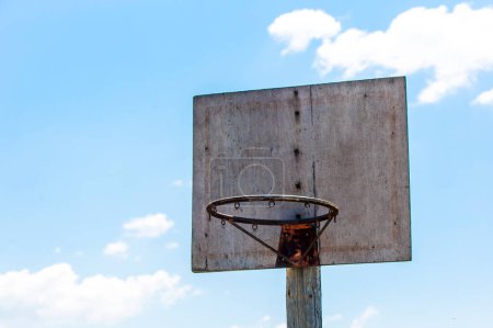 Foto de Antiguo aro de baloncesto en el fondo del cielo - Imagen libre de derechos