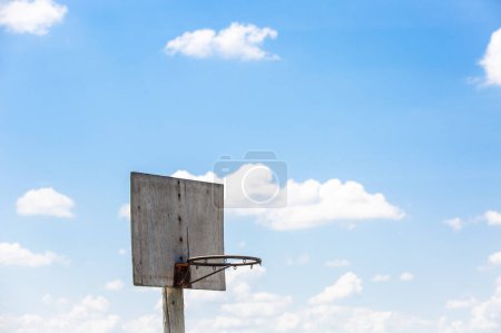 Téléchargez les photos : Vieux panier de basket sur fond de ciel - en image libre de droit