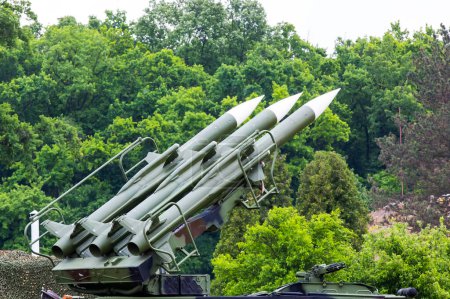 Foto de Lanzacohetes militar con cohetes - Imagen libre de derechos