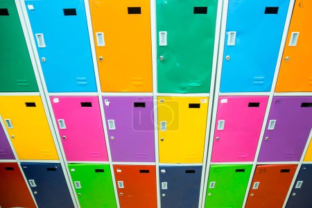 Téléchargez les photos : Casiers d'armoire enfants colorés à l'école - en image libre de droit