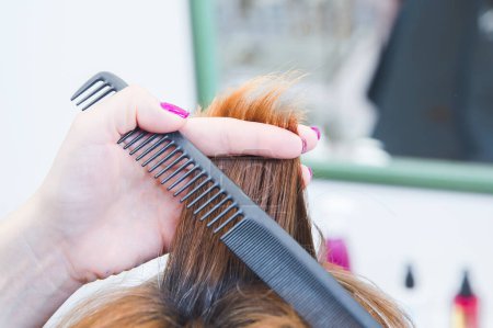 Téléchargez les photos : Coiffeur couper les cheveux au client - en image libre de droit