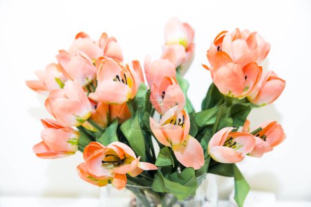 Téléchargez les photos : Fleurs en plastique dans un vase en verre - en image libre de droit