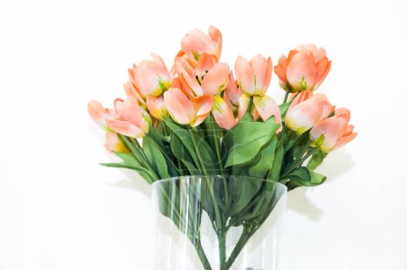 Téléchargez les photos : Fleurs en plastique dans un vase en verre - en image libre de droit