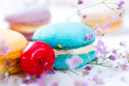 Téléchargez les photos : Macarons français colorés à la cerise - en image libre de droit
