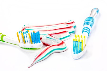 Téléchargez les photos : Dentifrice et brosses à dents sur fond blanc - en image libre de droit