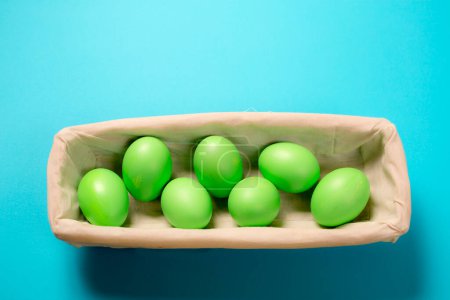 Foto de Huevos verdes de Pascua en cesta - Imagen libre de derechos