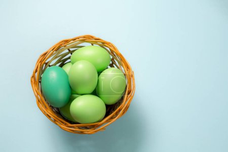 Foto de Huevos verdes de Pascua en cesta - Imagen libre de derechos