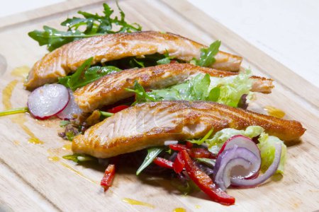 Téléchargez les photos : Saumon frit aux légumes sur planche de bois - en image libre de droit