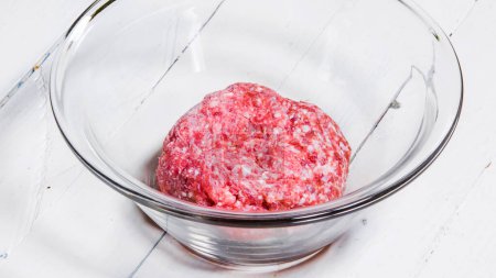 Téléchargez les photos : Viande hachée dans un bol en verre - en image libre de droit