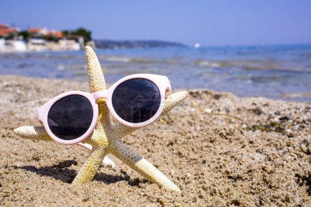 Téléchargez les photos : Plage de sable fin d'été avec étoile de mer - en image libre de droit