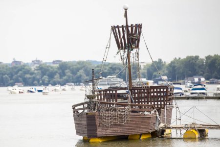 Foto de Antiguo barco de madera en el río - Imagen libre de derechos