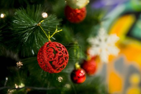 Foto de Árbol de Navidad de Año Nuevo con decoración - Imagen libre de derechos