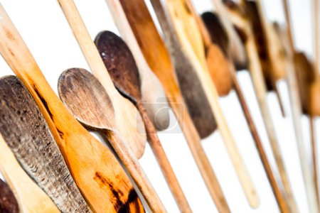Foto de Diferentes utensilios de cocina de madera sobre fondo blanco - Imagen libre de derechos