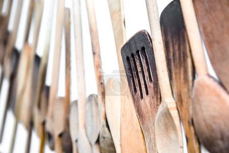 Téléchargez les photos : Différents ustensiles de cuisine en bois sur fond blanc - en image libre de droit