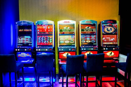 Téléchargez les photos : Machines à sous dans le casino - en image libre de droit