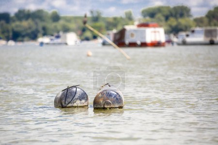 Téléchargez les photos : Bouées de fer dans l'eau de la rivière ou du lac - en image libre de droit
