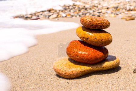 Foto de Pirámide de piedra en la playa - Imagen libre de derechos