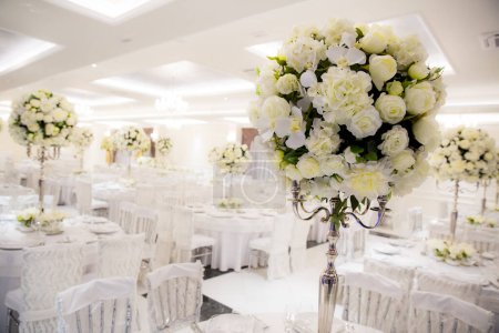 Téléchargez les photos : Magnifiquement décoré dans la salle de mariage de couleurs blanches - en image libre de droit