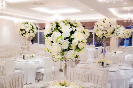 Téléchargez les photos : Magnifiquement décoré dans la salle de mariage de couleurs blanches - en image libre de droit