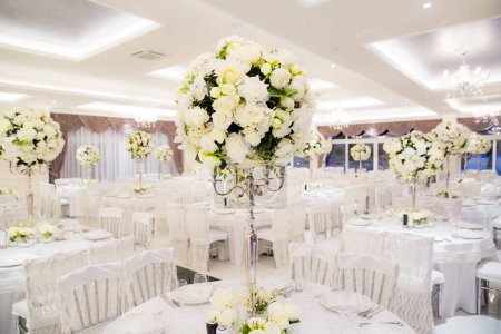 Foto de Bellamente decorado en colores blancos salón de bodas - Imagen libre de derechos