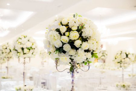 Foto de Bellamente decorado en colores blancos salón de bodas - Imagen libre de derechos