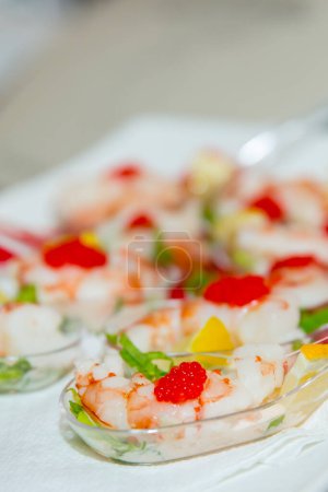 Téléchargez les photos : Canape de crevettes au citron et caviar rouge - en image libre de droit