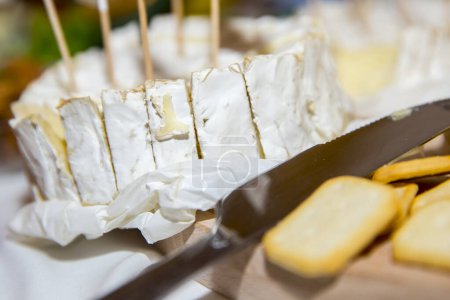 Téléchargez les photos : Fromages et tranches de Brie frais - en image libre de droit