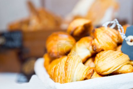 Téléchargez les photos : Croissant pain dans panier sur table - en image libre de droit