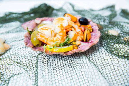 Téléchargez les photos : Salade de fruits de mer aux crevettes, moules, pétoncles dans la coquille - en image libre de droit