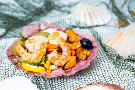 Téléchargez les photos : Salade de fruits de mer aux crevettes, moules, pétoncles dans la coquille - en image libre de droit