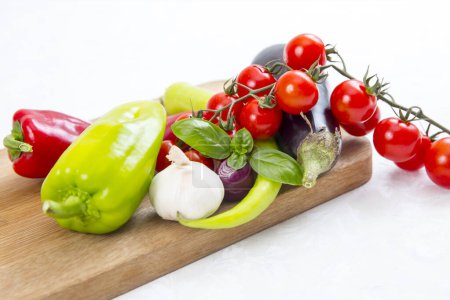Foto de Verduras frescas sobre tabla de madera - Imagen libre de derechos
