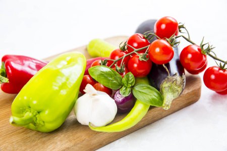 Foto de Verduras frescas sobre tabla de madera - Imagen libre de derechos