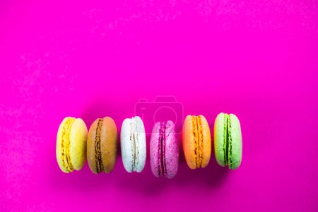 Téléchargez les photos : Macarons doux sur fond rose - en image libre de droit