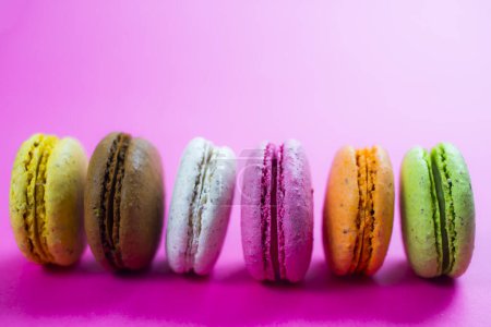 Téléchargez les photos : Macarons doux sur fond rose - en image libre de droit