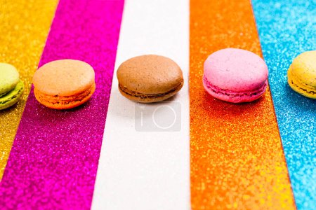 Téléchargez les photos : Macarons doux sur un fond coloré - en image libre de droit