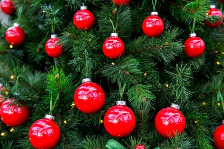 Foto de Adorno rojo Decoración de Navidad en el árbol - Imagen libre de derechos