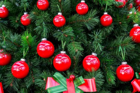 Téléchargez les photos : Décoration de Noël ornement rouge sur l'arbre - en image libre de droit