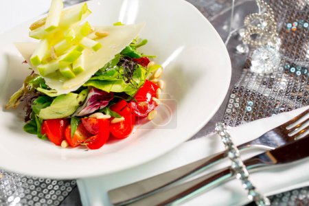 Téléchargez les photos : Salade de tomates et de pommes dans l'assiette - en image libre de droit