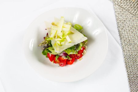 Téléchargez les photos : Salade de tomates et de pommes dans l'assiette - en image libre de droit