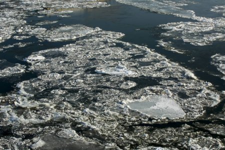 Téléchargez les photos : Rivière gelée et glace, fond d'hiver - en image libre de droit