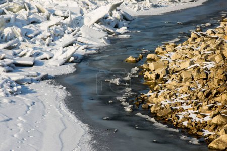 Téléchargez les photos : Flotte de glace flottant sur la rivière - en image libre de droit