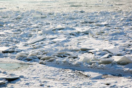 Téléchargez les photos : Flotte de glace flottant sur la rivière - en image libre de droit