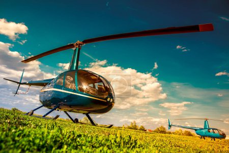 Téléchargez les photos : Hélicoptères légers bleus à usage privé au sol - en image libre de droit