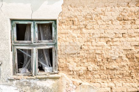 Téléchargez les photos : Fenêtre sur vieille maison usée - en image libre de droit