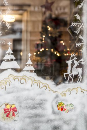Téléchargez les photos : Scène de vacances d'hiver sur verre fenêtre - en image libre de droit