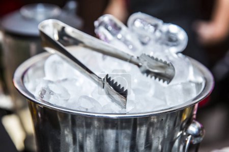 Foto de Primer plano de hielo en la taza en el bar - Imagen libre de derechos